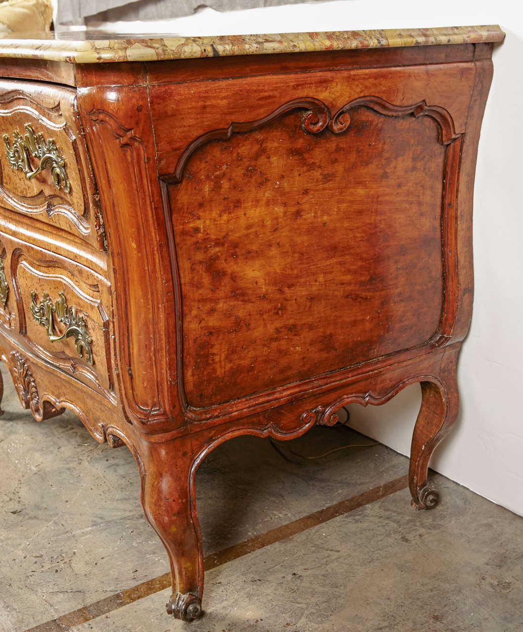 Commode francese del 18° secolo, in noce con piano in marmo in vendita 4