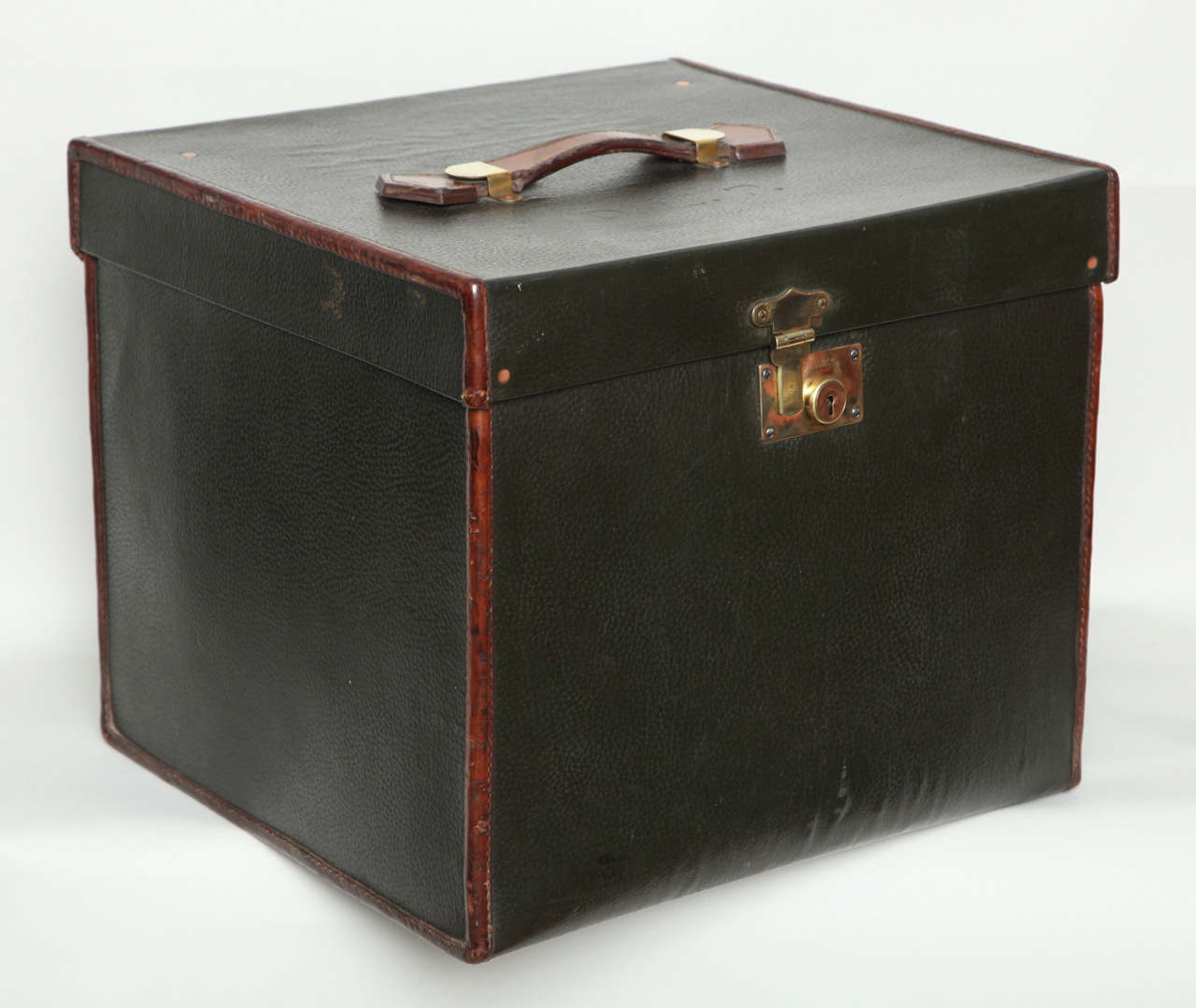 Very fine pigskin and leather traveling chest by Cleghorn of Edinburgh, circa 1920 with original hardware, fittings and makers label. Cleghorn's were considered one of the finest luggage manufacturers of the time and this example can be dated prior