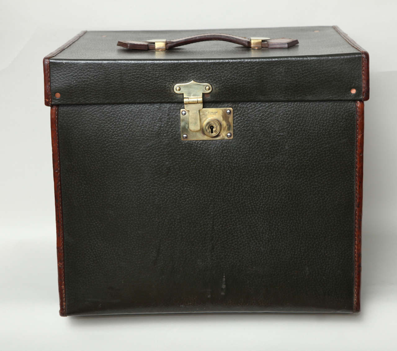 Fine 1920s Luxury Pigskin and Leather Traveling Chest In Excellent Condition In Greenwich, CT