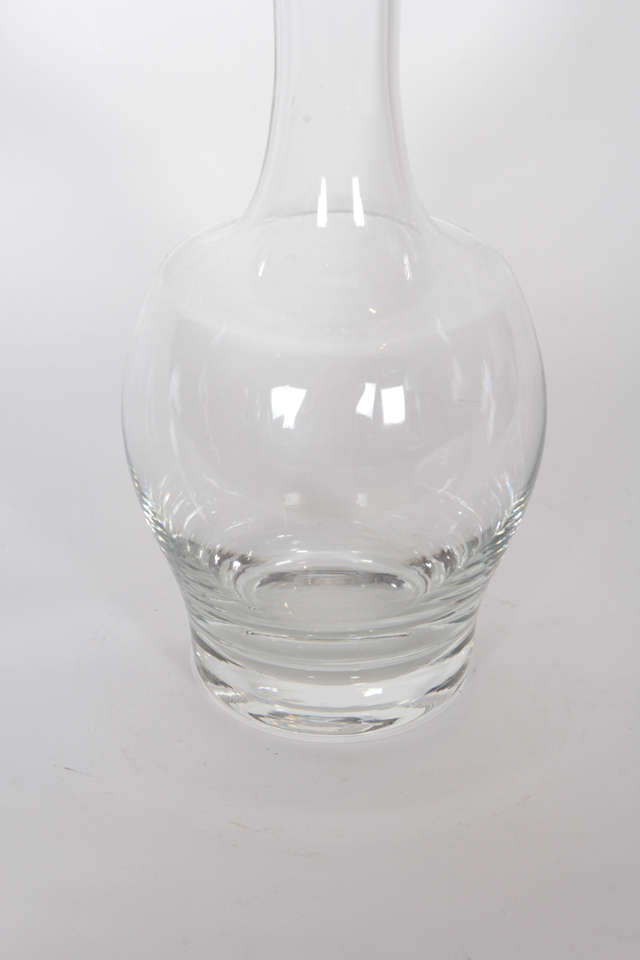 Curved Base French Crystal Carafe In Excellent Condition For Sale In Buchanan, NY