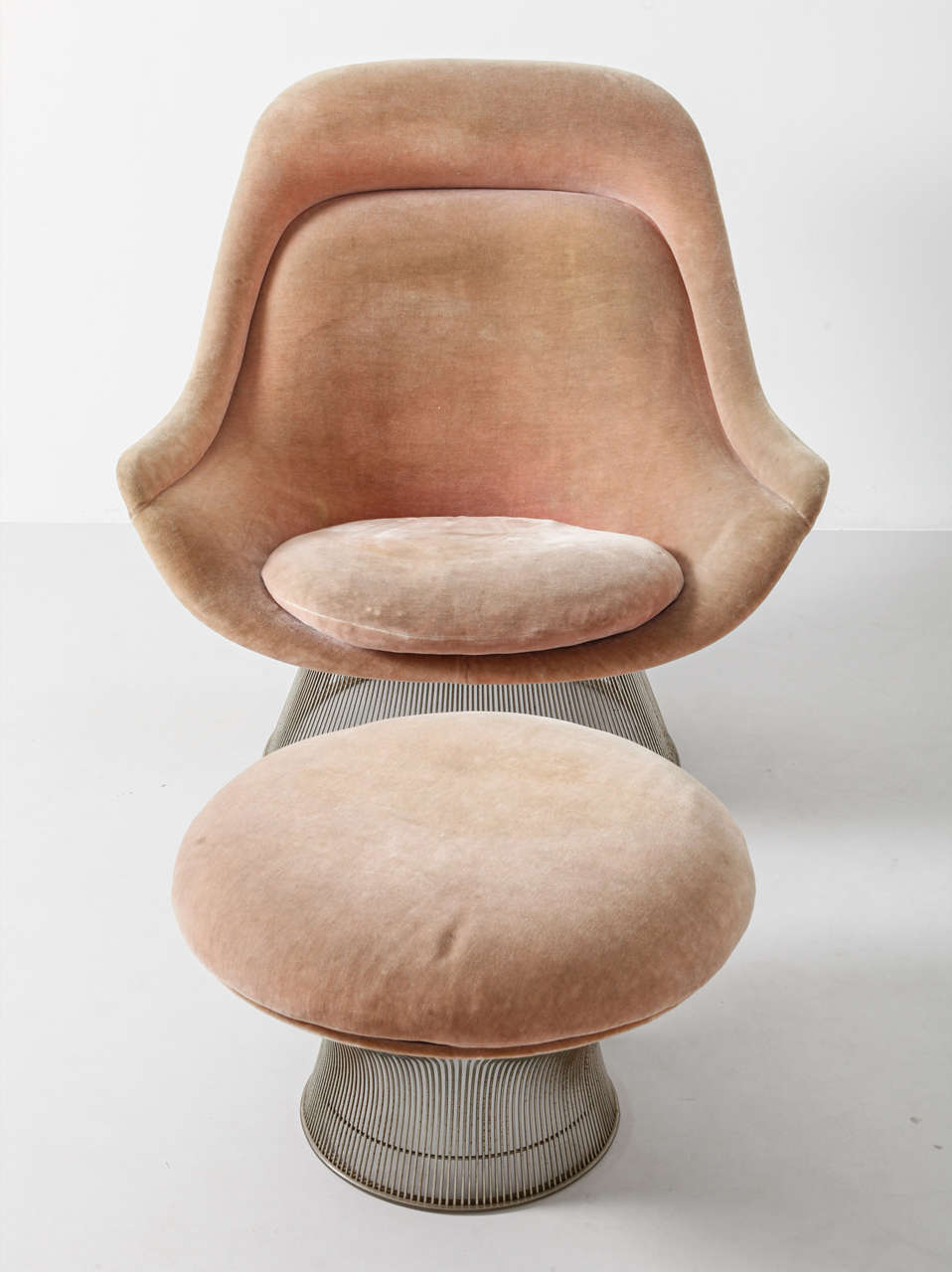 Early Warren Platner Lounge Chair, original upholster,Bronze frame construction, produced by Knoll 1960.

Ottoman-Height 56 cm-Diam.81cm