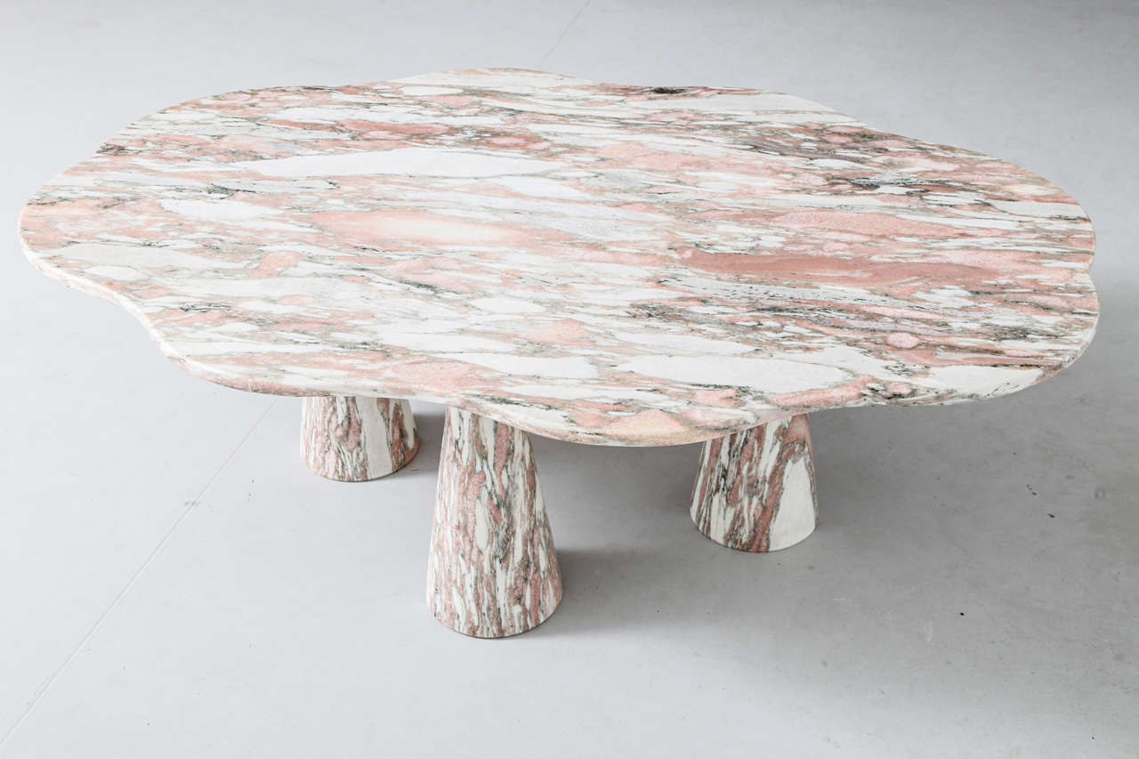 Important table on a marble base. The work can be attributed to Angelo Mangiarotti if you look at the shape of the top and the asymmetrical legs.
Marble has shades of white, pink, grey and a little black.
A highly decorative and impressive table