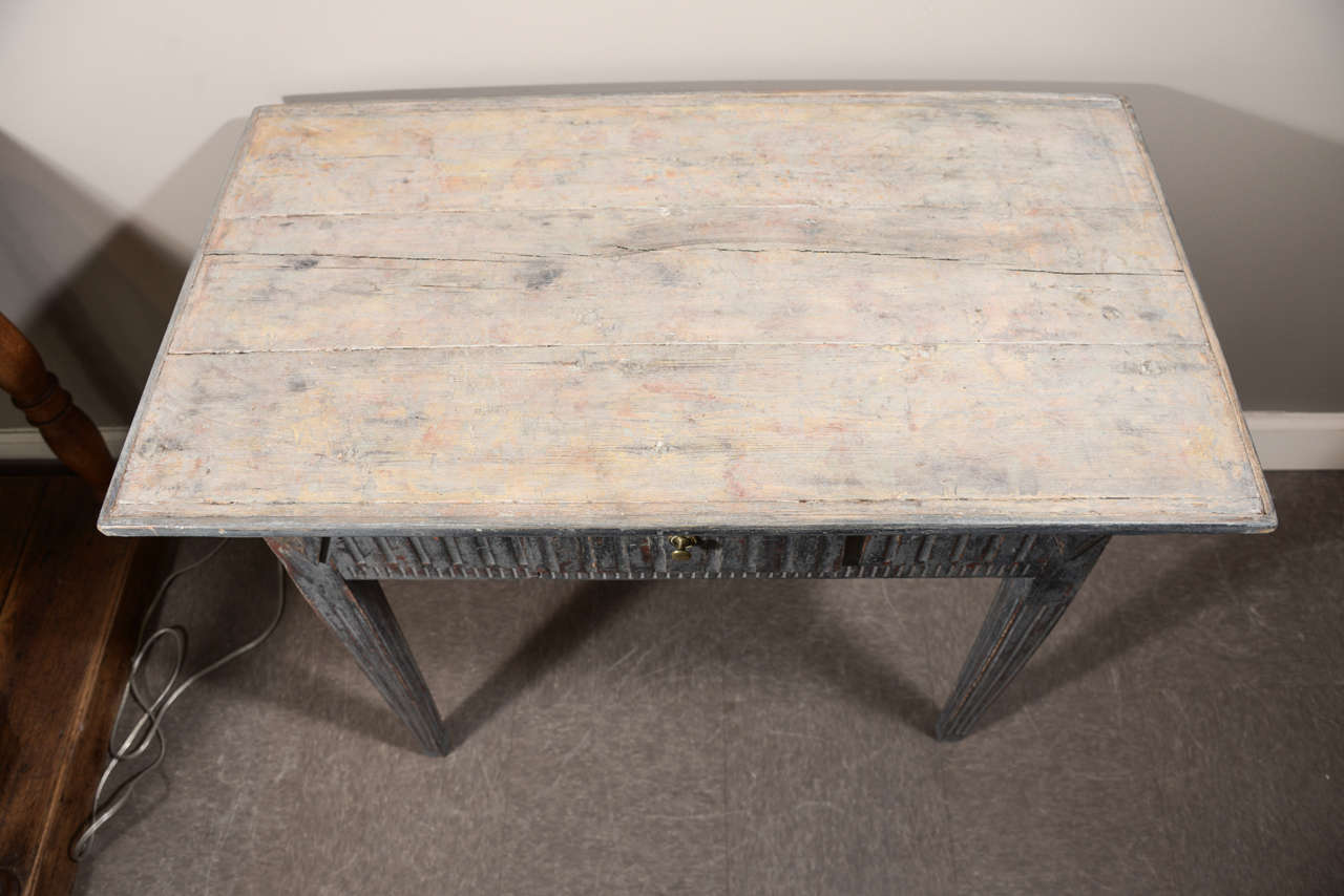 Charming Painted Side Table from Sweden In Excellent Condition For Sale In Houston, TX