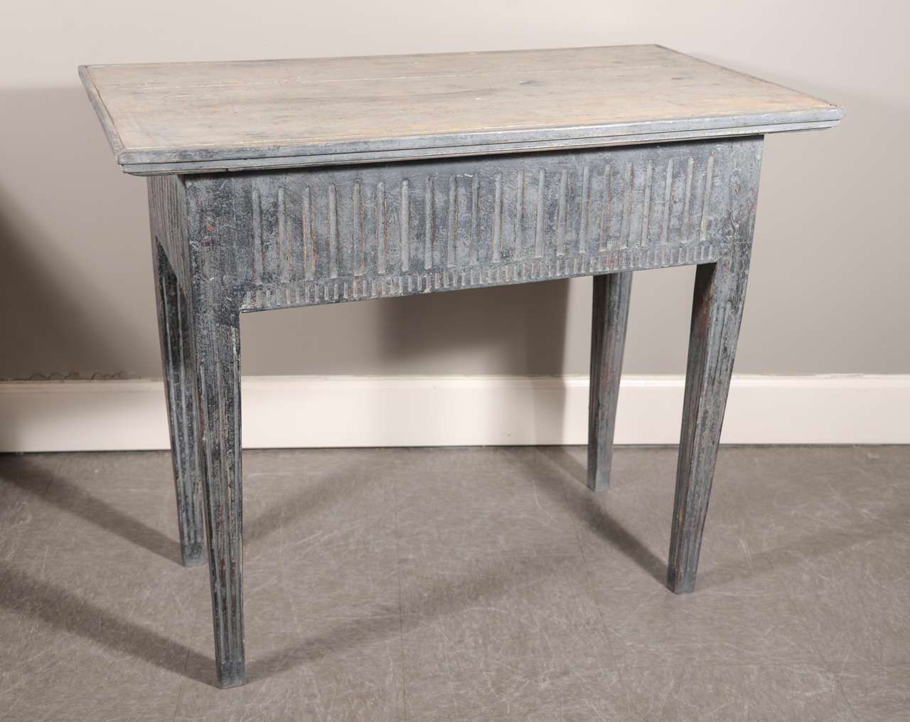 Charming Painted Side Table from Sweden For Sale 2