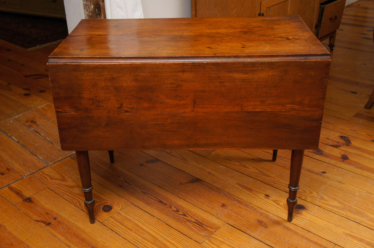 Early period American Cherry Drop Leaf Table, with drawer In Excellent Condition In Sheffield, MA