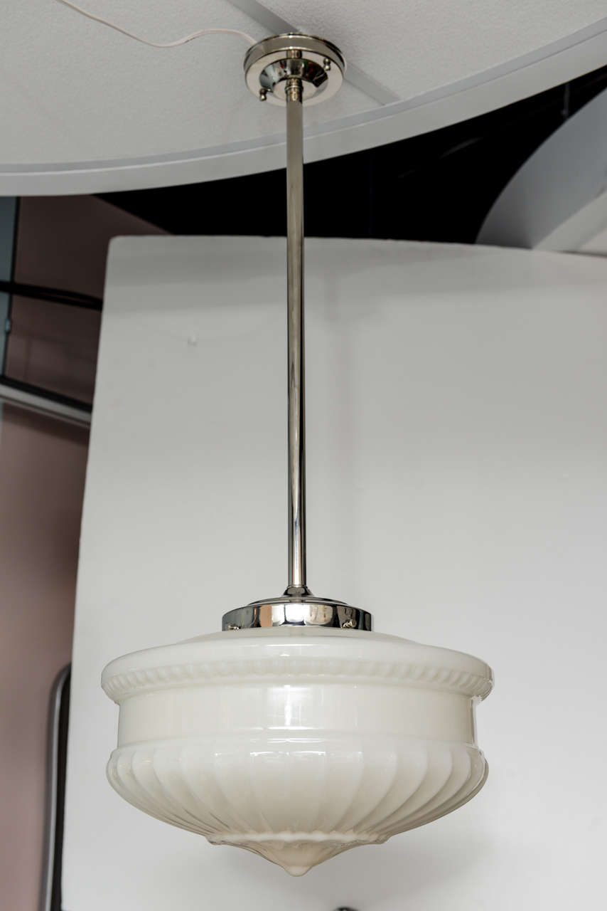 Large pendant.
Sculptured milkglass.
Restored and rewired.
100W bulb.RESTORED