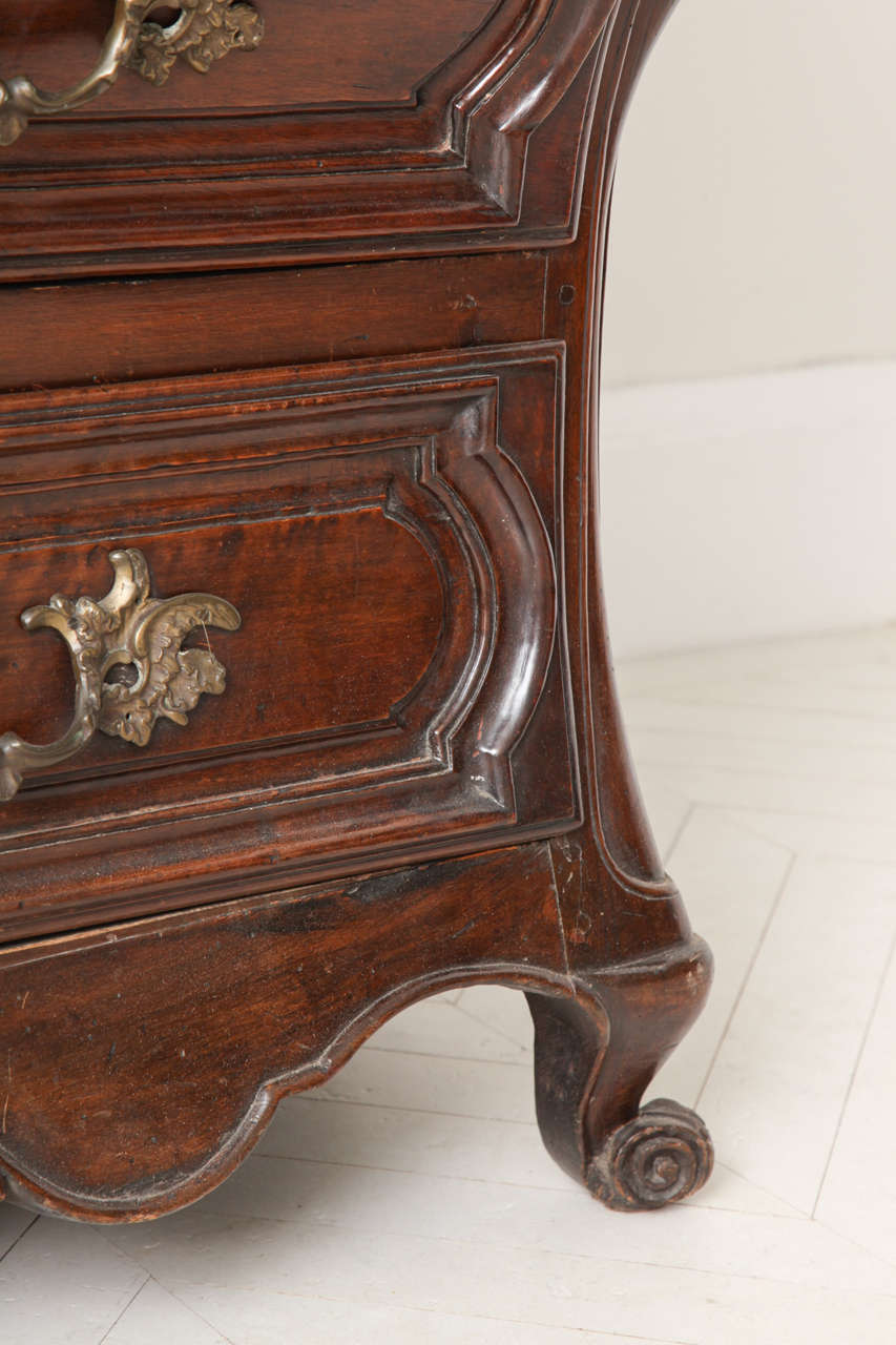 Louis XV Walnut Commode, Second Quarter of the 18th Century In Excellent Condition In New York, NY