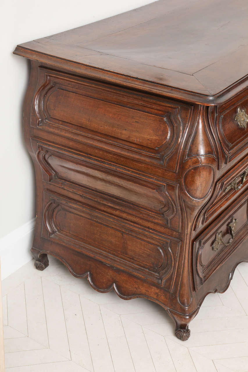 Louis XV Walnut Commode, Second Quarter of the 18th Century 3