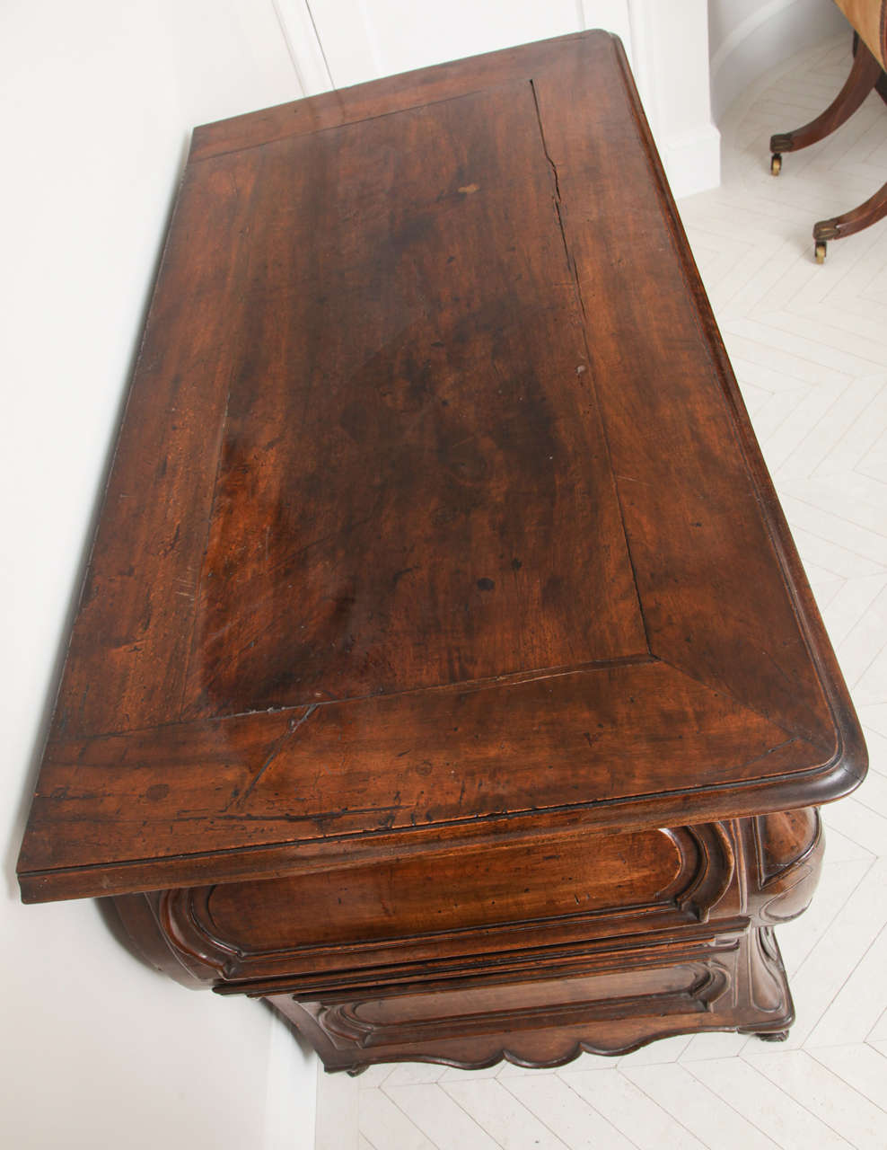 Louis XV Walnut Commode, Second Quarter of the 18th Century 4