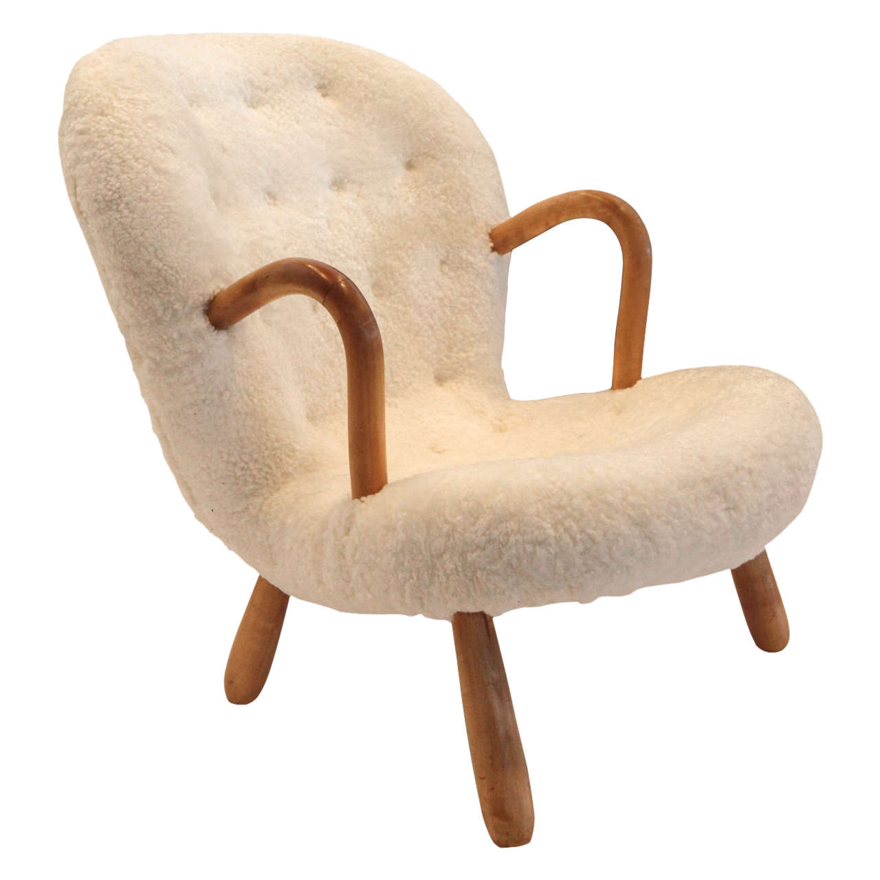 Chair by Philip Arctander (1916-1994), Denmark. We'll call it the newly iconic chair from the 1940s.
In its perfect form and always confusing resume the purity
of this chair in sheepskin stand on its own.