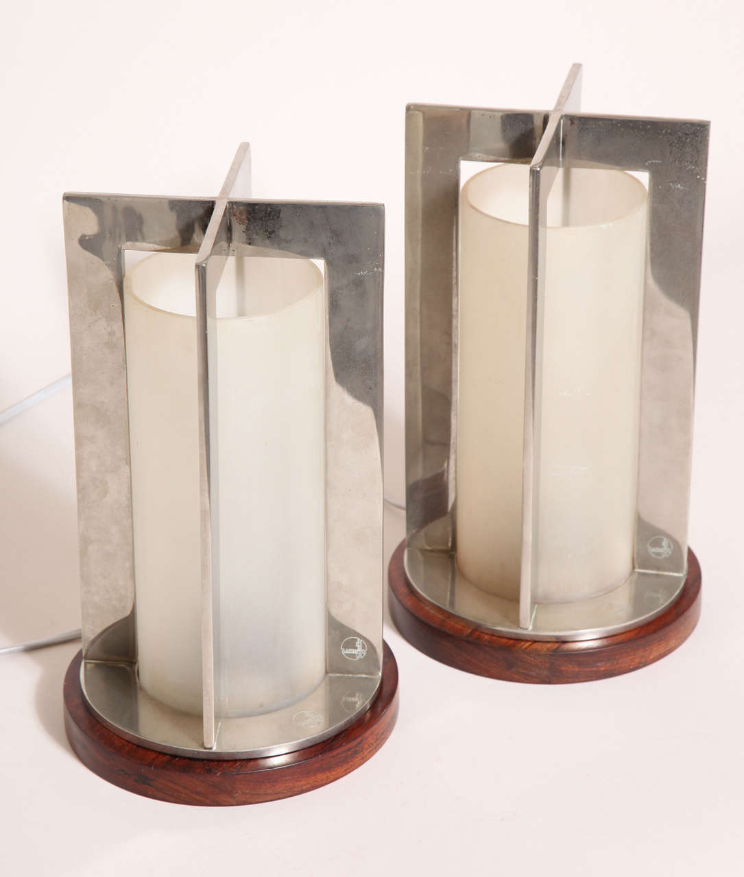 Mit einem zylindrischen Schirm aus Milchglas, der von vier Armen aus vernickeltem Messing umschlossen wird, auf einem runden Sockel aus Palisander.
Mit originalen französischen elektrischen Bauteilen, aber neu verkabelt nach amerikanischem Standard