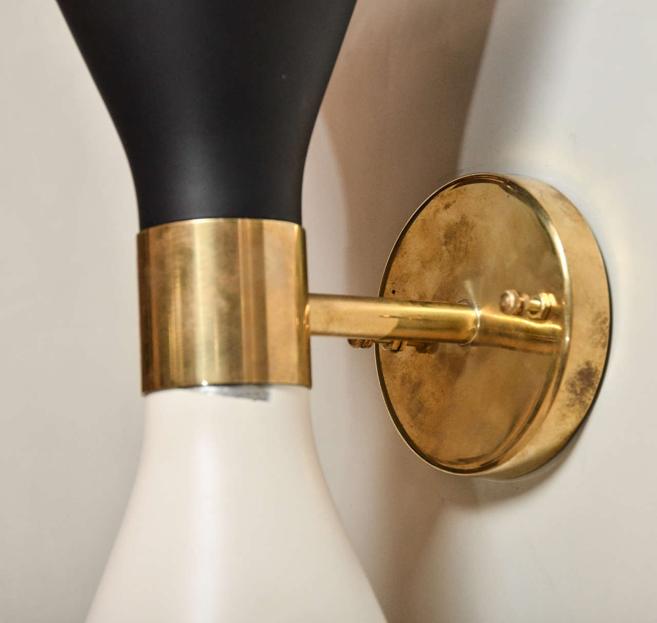 Pair Of Mid-century Italian Black And White Sconces in the style of Stilnovo In Excellent Condition In Sag Harbor, NY