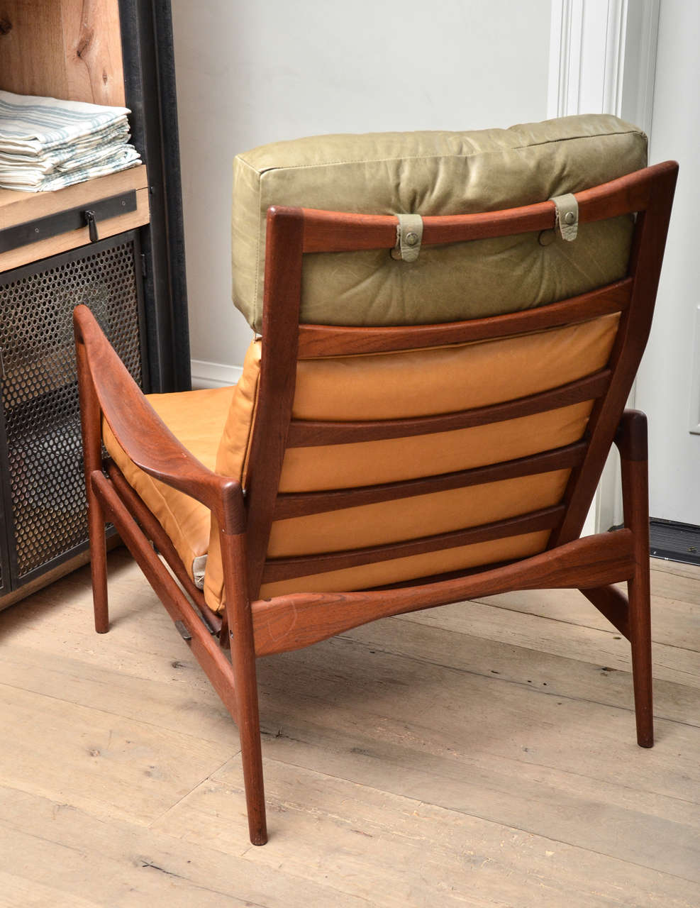 Mid Century Scandinavian Lounge Chair by Ib Kofod Larsen In Good Condition For Sale In Sag Harbor, NY