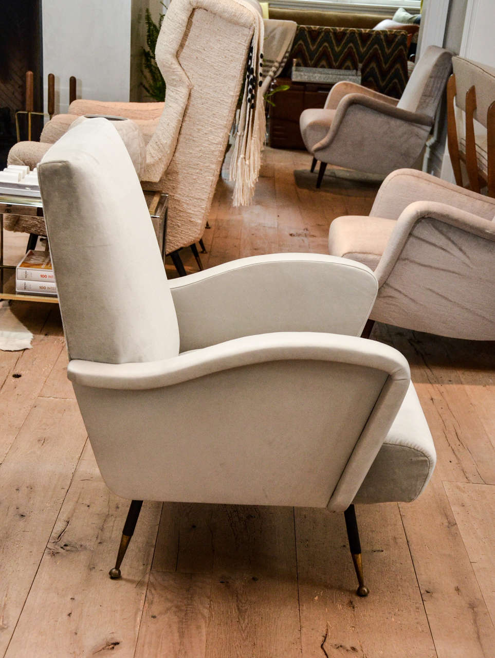 Pair of Italian Mid-century Armchairs in the Style of Gio Ponti in Velvet and Leather In Excellent Condition In Sag Harbor, NY