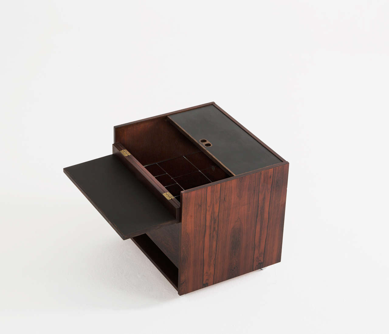 Dry Bar, rosewood, Denmark, 1950's

Luxury cube shaped dry bar in rosewood with interesting use of storage space.
The bar is also provided with a variety of stunning detail, such as the grips.

