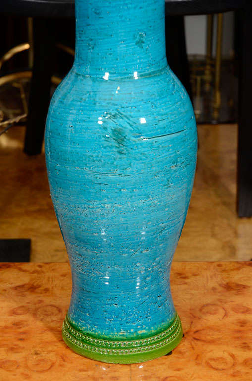 Céramique Lampe de bureau Raymor en poterie bleue et verte en vente