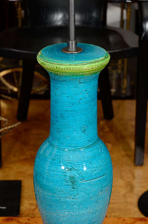 Mid-Century Modern Lampe de bureau Raymor en poterie bleue et verte en vente