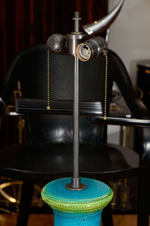 italien Lampe de bureau Raymor en poterie bleue et verte en vente