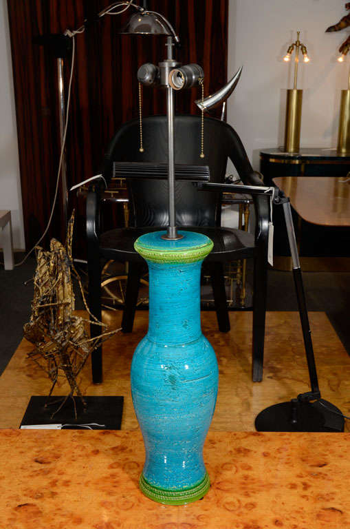 Lampe de table en poterie bleue et verte de Raymor.  Italie, vers 1950.  Recâblé avec un cordon torsadé en soie noire française et une quincaillerie en laiton patiné.  

Dimensions :
34 pouces de hauteur
hauteur de 20 pouces jusqu'au cou (partie