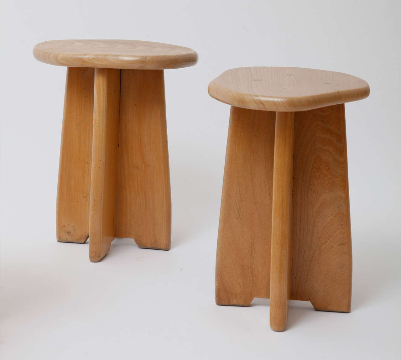 Set of 2 stools and 1 side table, in the manner of Franz-Xaver Sproll In Excellent Condition In Brussels, BE