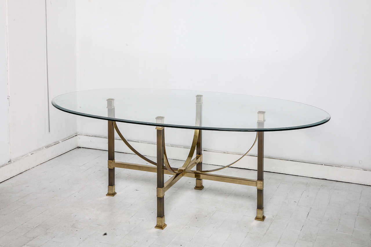 Table de salle à manger ovale en laiton, métal et verre