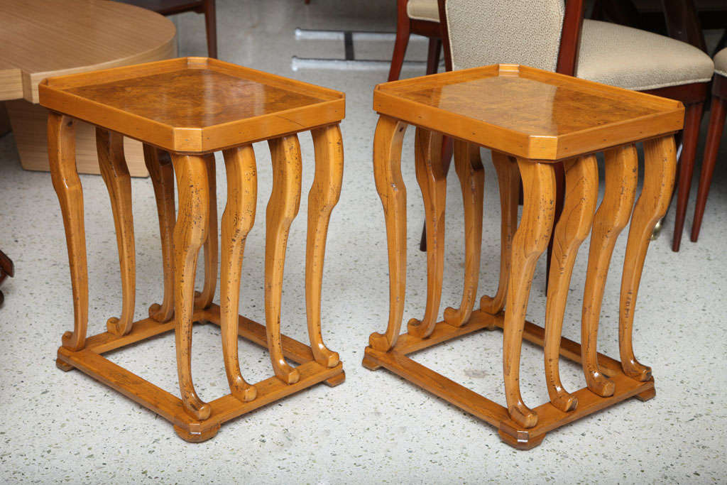 Paire de tables françaises en noyer ronce et bois fruitier