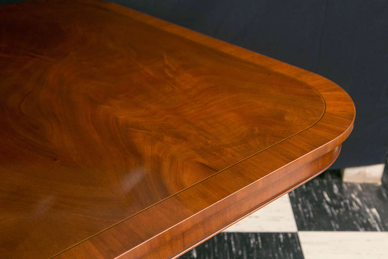Britannique Table de salle à manger à double piédestal en acajou anglais sur mesure en vente