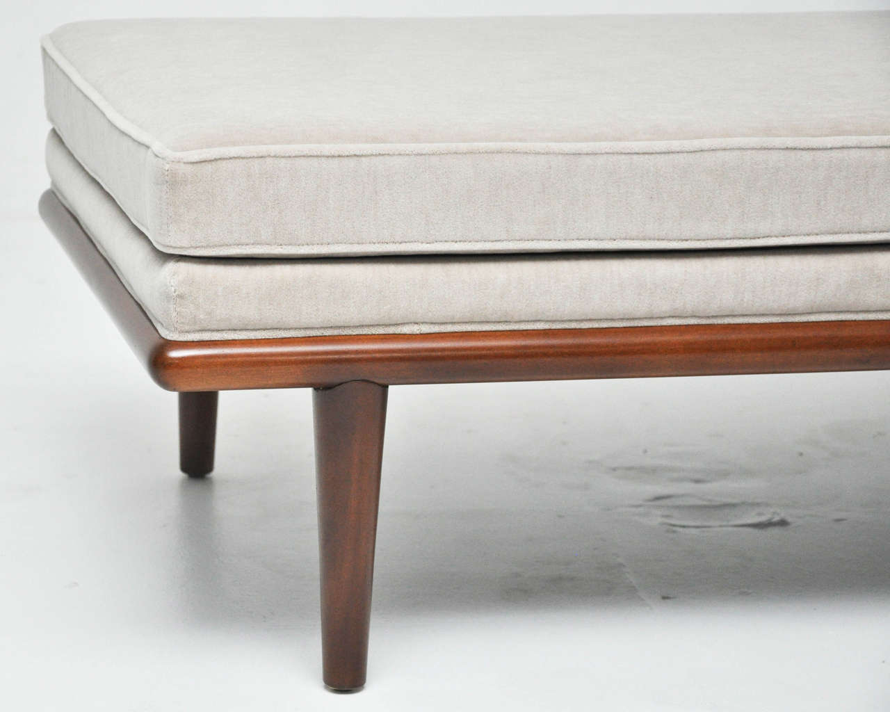 T. H. Robsjohn-Gibbings Chaise Longue In Excellent Condition In Chicago, IL
