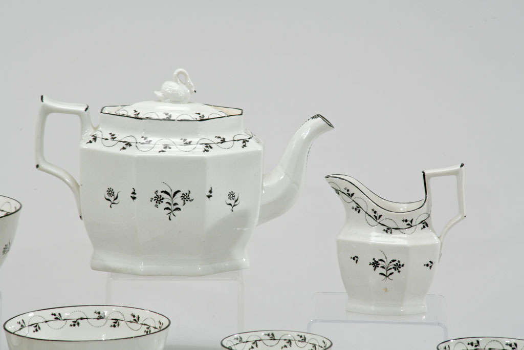Este raro y completo servicio de té para seis personas del siglo XVIII está decorado con finura y sencillez al estilo de la época. La pasta blanca cremosa está pintada a mano con decoración de esmalte negro en forma de 
