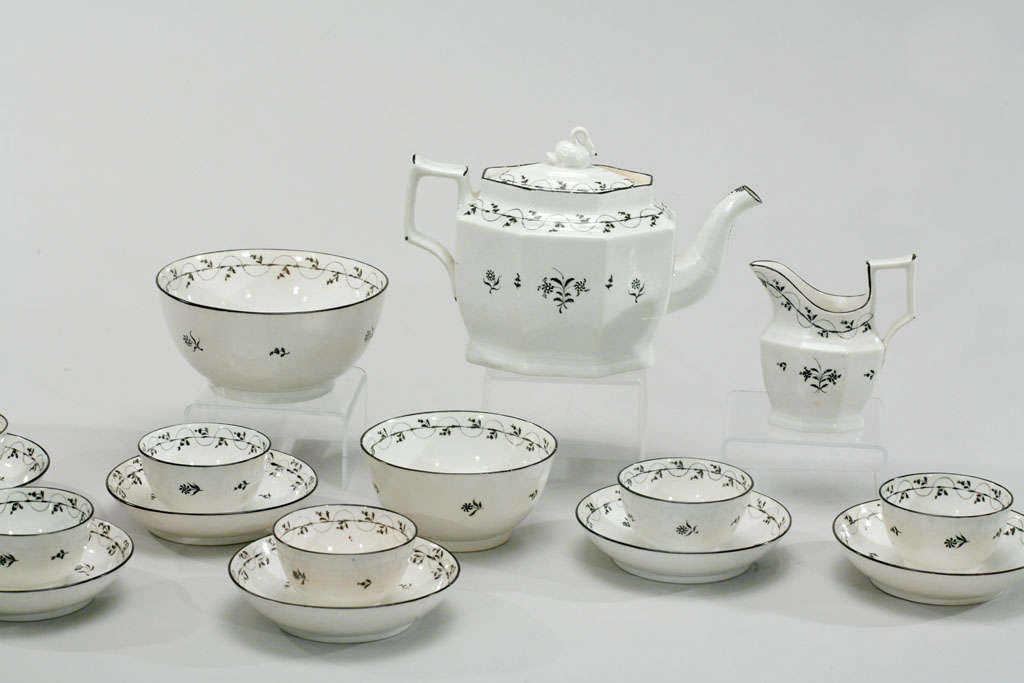 Juego de té de perlas del siglo XVIII con remate de cisne Pintado a mano en venta