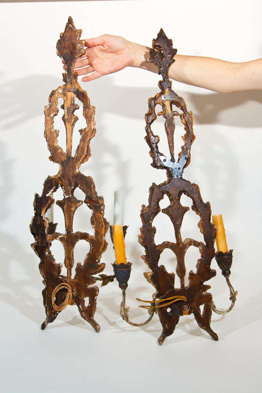Pair Of Italian Wreath Painted And Gilded Sconces For Sale 3
