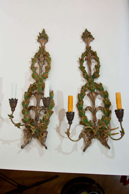 Hübsches Paar bemalter, geschnitzter Holzleuchter aus dem frühen 20. Jahrhundert mit Silbervergoldung.  Arme  und die hölzernen Faltenbälge stammen aus einem Buch aus dem 19  und in Wandleuchten umgewandelt.

Noch zu re-elektrifizieren, die im