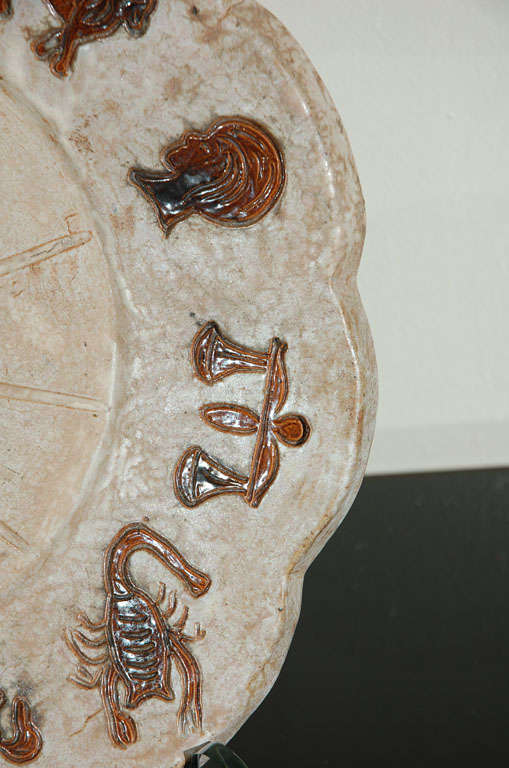 Keramik-Teller mit Tierkreiszeichen aus den 1970er Jahren, signiert Acmogres im Zustand „Gut“ im Angebot in Cathedral City, CA