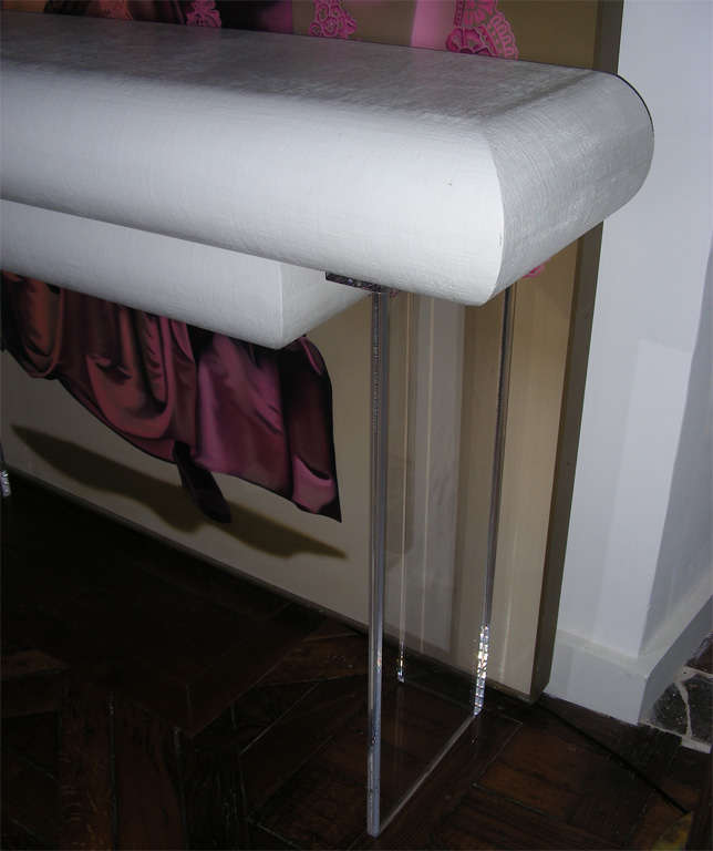 White lacquered linen wrapped console In Good Condition For Sale In Paris, ile de france