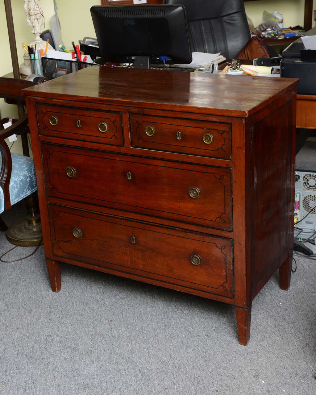 This is a very nice early American solid mahogany chest of drawers circa 1870., to the side and front it has ebony string inlay, there are a few little marks with age but apart from that its in pretty good condition.
the drawers are solid wood with