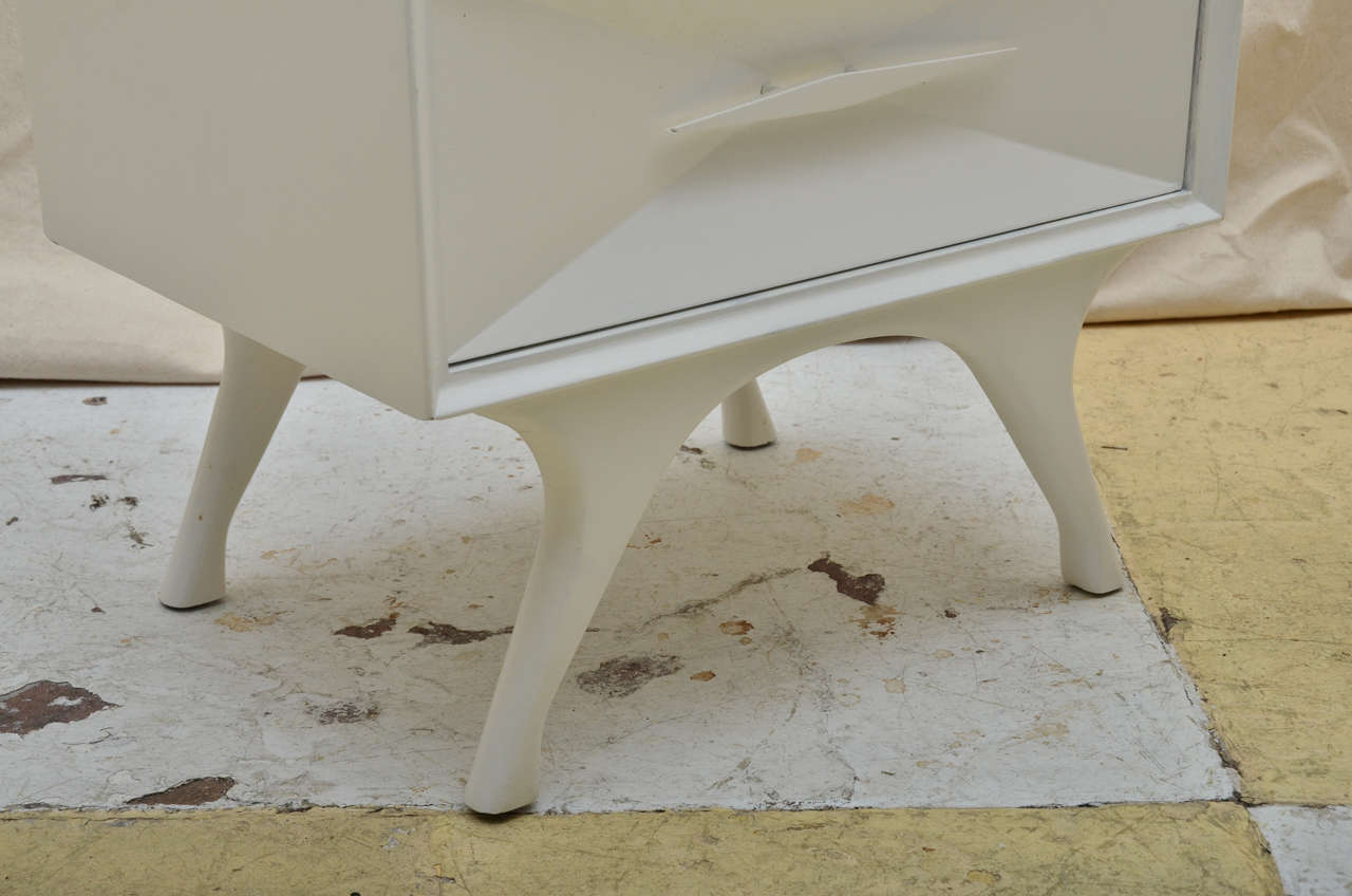 Pair White Painted Mid Century Modern Bedside Tables In Excellent Condition In Southampton, NY