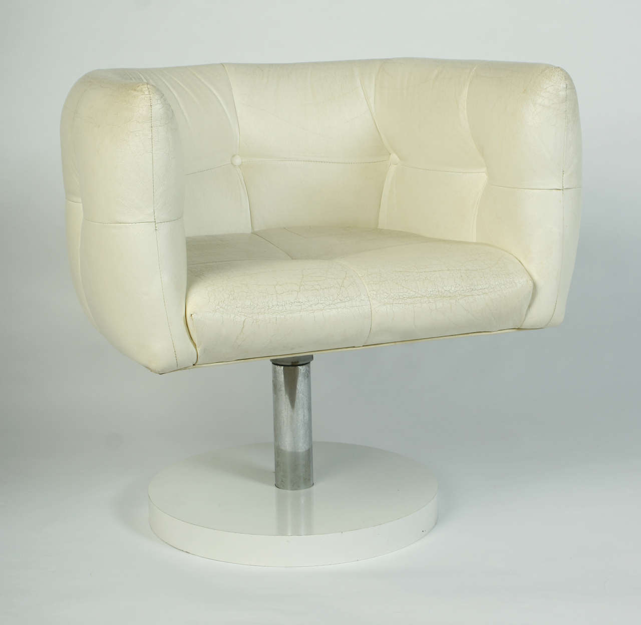 Mid-Century Modern Pair of Milo Baughman Swivel Lounge Chairs For Sale