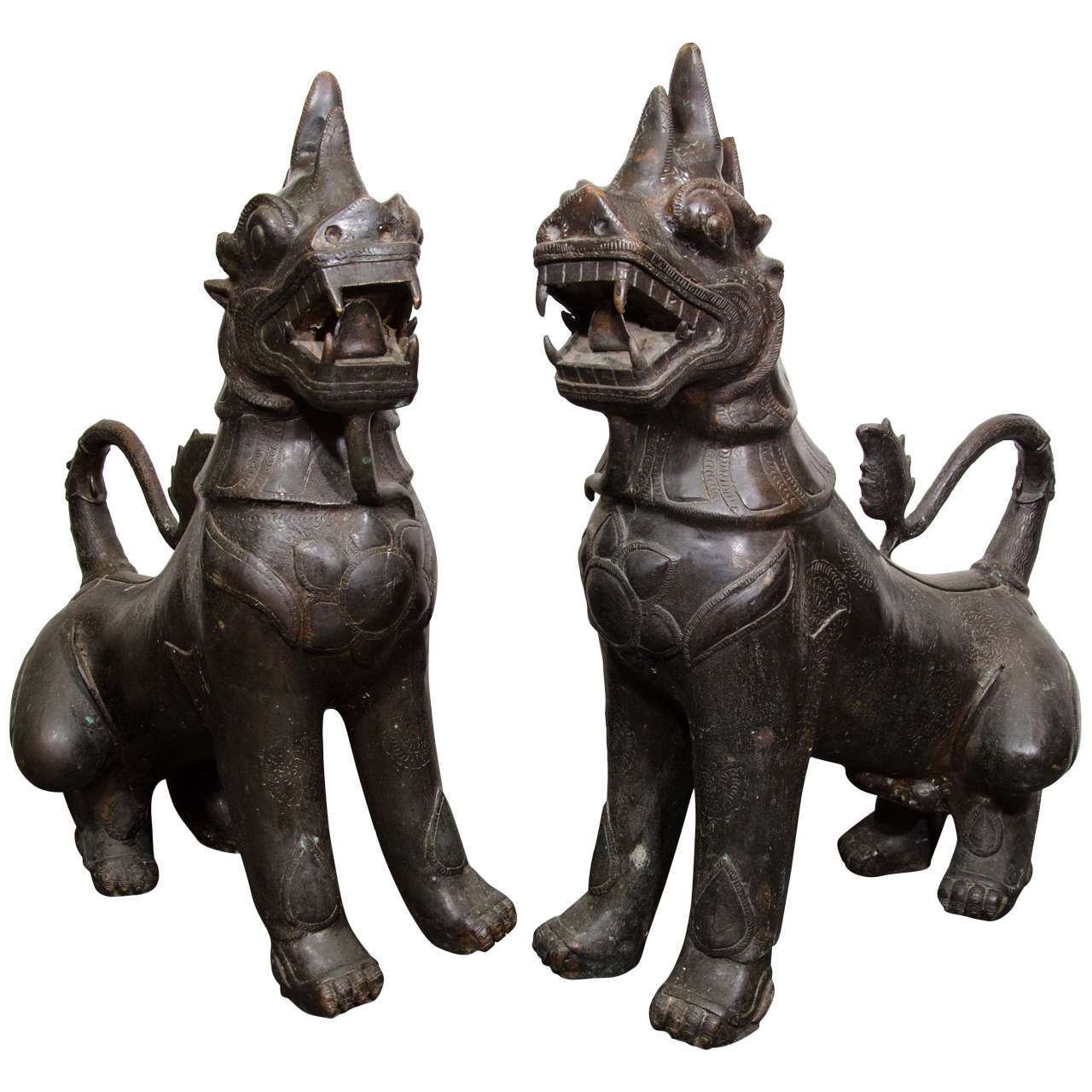 Paire de sculptures en bronze antique représentant des chiens de chasse