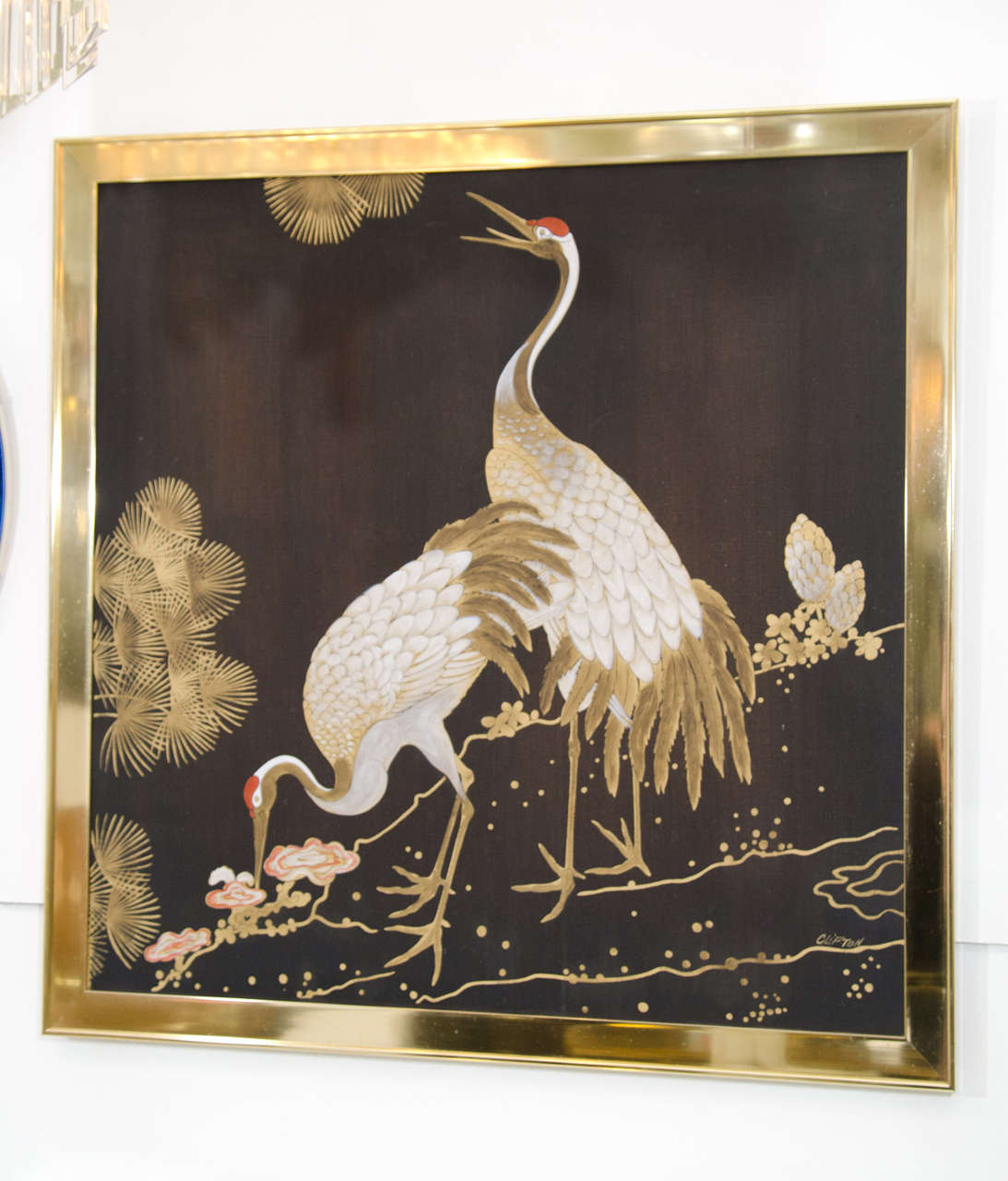 Une grande peinture vintage à l'acrylique ou à l'huile représentant deux hérons. 
Cadre métallique en laiton doré sur un cadre en bois. 
Signé 