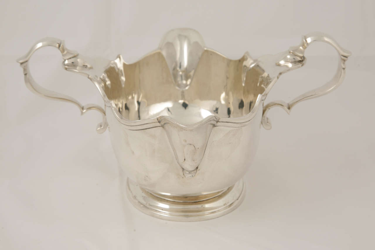 Pair of Large Double-Lipped Sterling Silver Sauceboats In Excellent Condition For Sale In London, GB