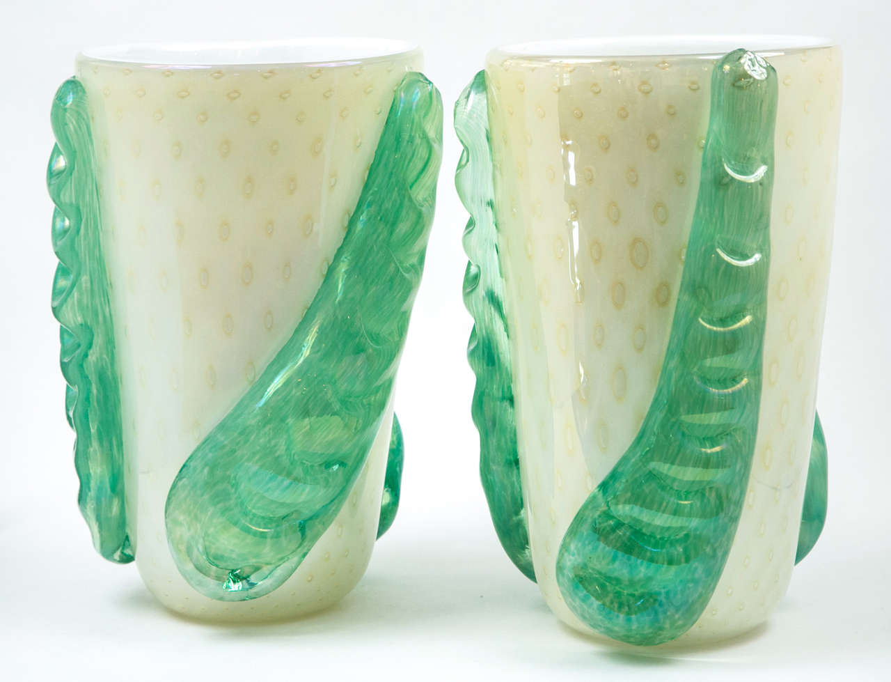 Coppia di grandi vasi di Murano soffiati a cera con foglie di colore verde menta applicate asimmetricamente, firmati Cenedese.