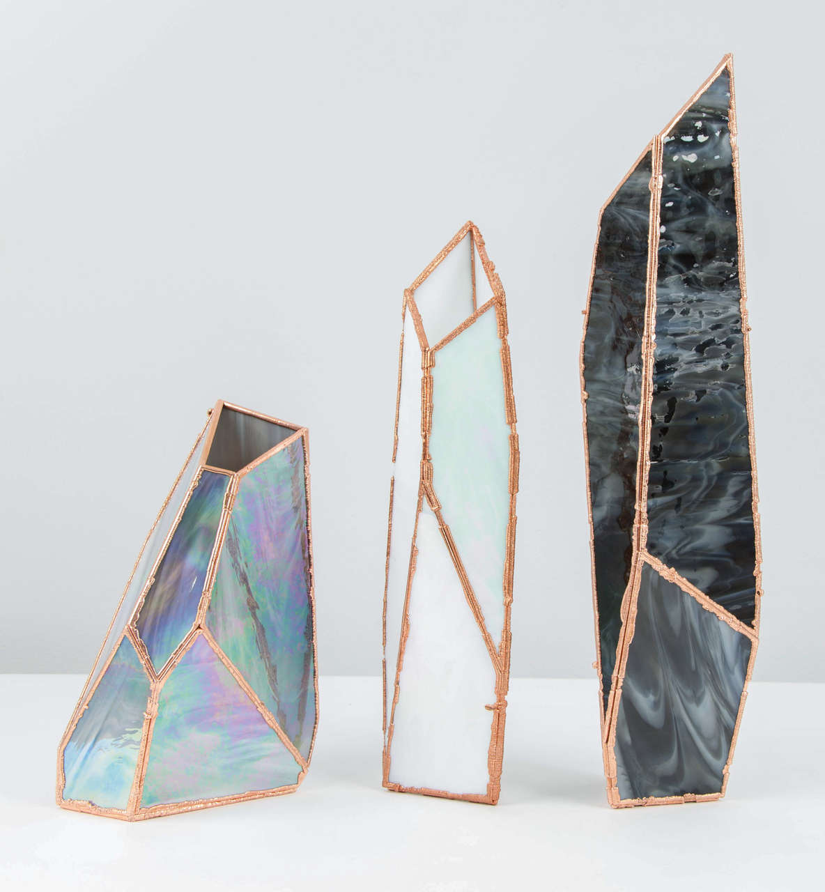 Le prix et les dimensions indiqués correspondent à la plus grande taille.

Les vases OverNight sont une collection de vases uniques en verre et en cuivre de couleurs mélangées, créés par Odd Matter, un partenariat entre la Néerlandaise Els Woldhek