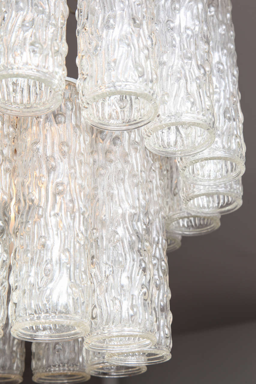 Italiano Lampadario di Murano a due piani con pendenti in vetro scolpito in vendita