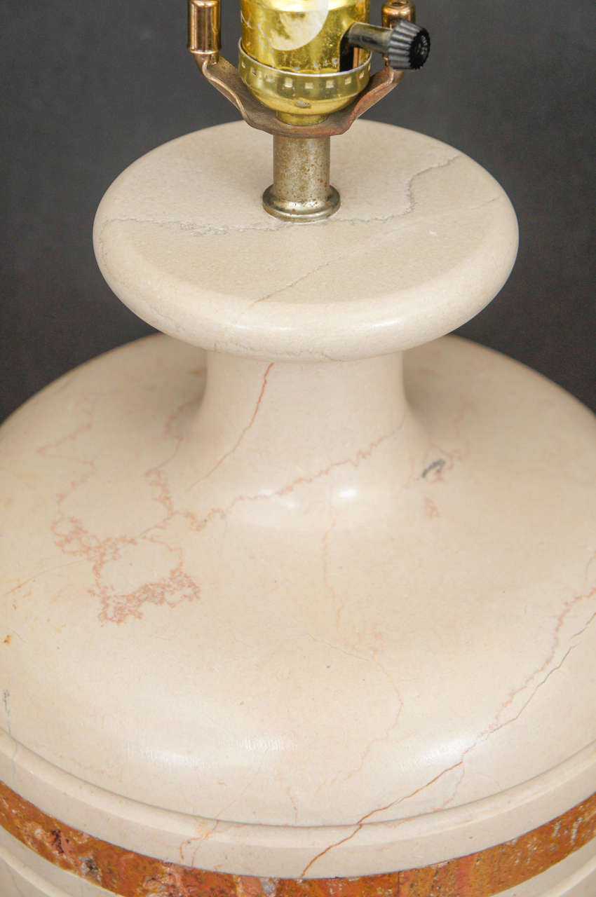 Fin du 20e siècle Paire d'articles italiens en travertin sculpté  Lampes de table vintage marquetées de marbre et de marbre en vente