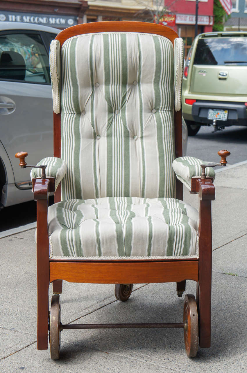 Dieser schöne Stuhl aus der Regierungszeit von Louis Philippe um 1870 wurde aus Mahagoni, Bronze und Stahl gefertigt. Dieser Stuhl war ein Wunderwerk der Technik, ein kostspieliges und stilvolles Gerät, das nur von Personen mit gehobenen Ansprüchen