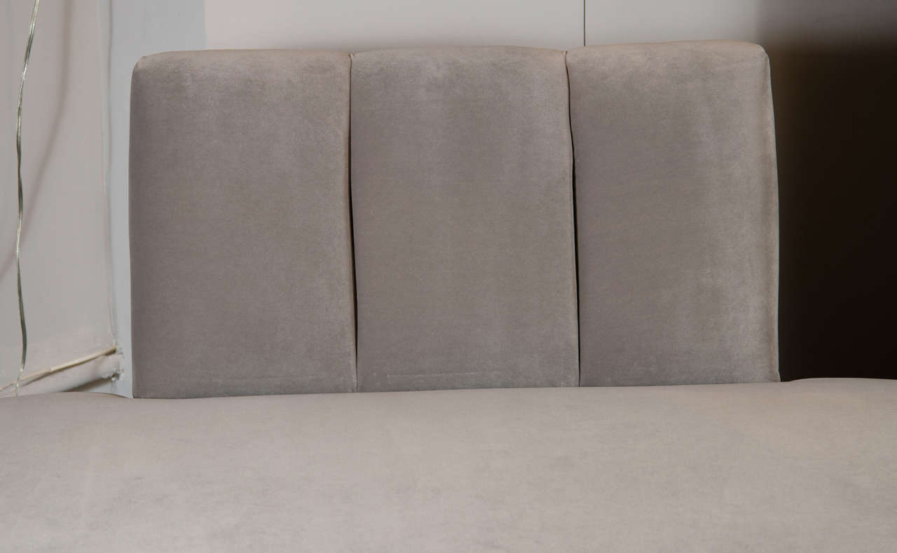 American Streamlined Art Deco Chaise Upholstered in Dove Grey Velvet