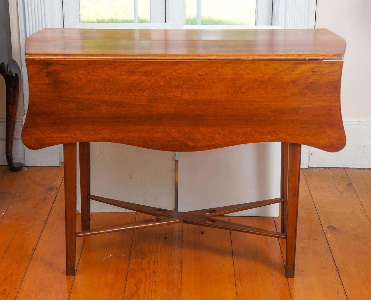 19th century American mahogany gateleg table.
Open, table measures: 36