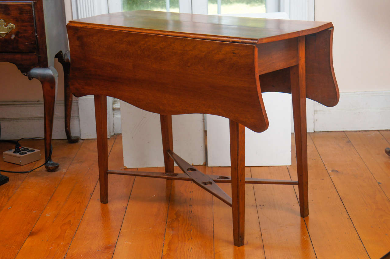 American Classical American Mahogany 19th Century Gateleg Table For Sale