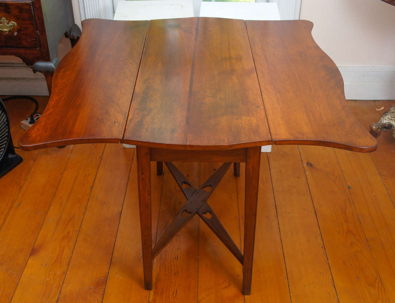 American Mahogany 19th Century Gateleg Table (19. Jahrhundert) im Angebot