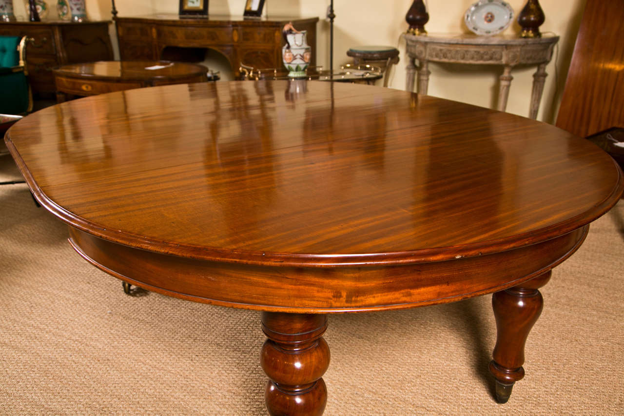 Round or Oval Dining Table
